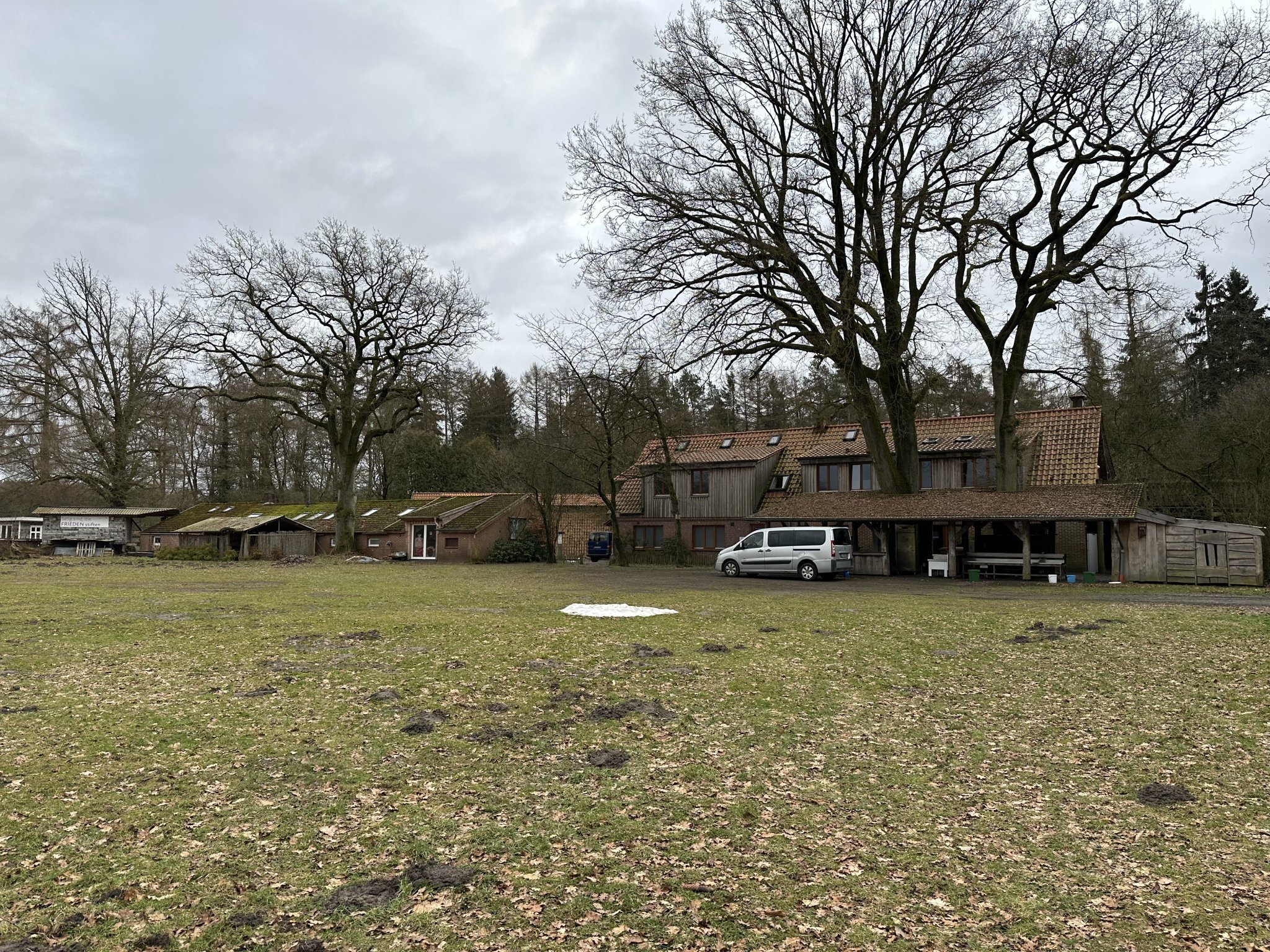 Wiese mit Blick aufs Haupthaus